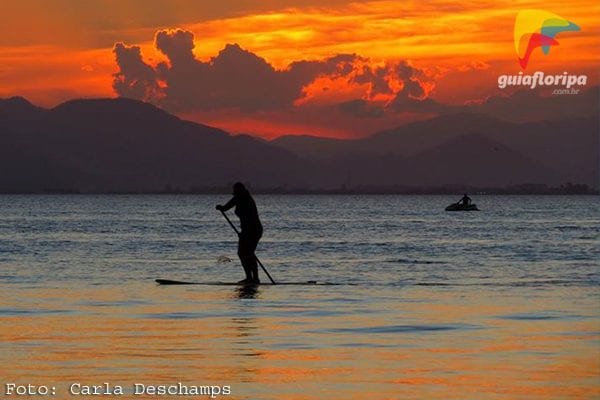 下午晚些時候在 Lagoa da Conceição 站起來划槳