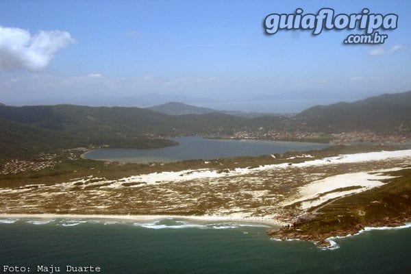 Joaquina Beach avec Lagoa da Conceição en arrière-plan