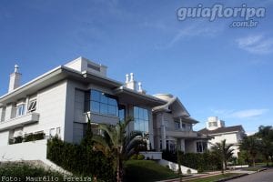 Formas de proteger imóveis de praia contra maresia e umidade
