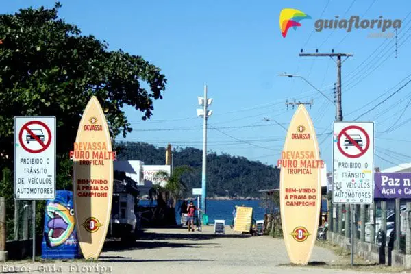 Acceso principal a Praia do Campeche