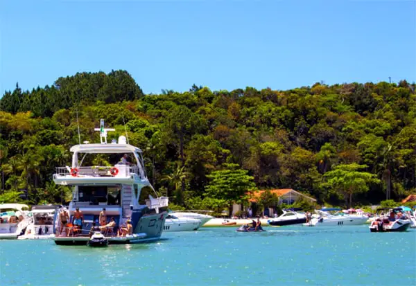 Passeio de Lancha na Praia do Tinguá em Governador Celso Ramos