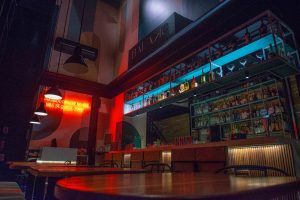 Bar de Florianópolis aposta em chás alcoólicos como tendência da estação