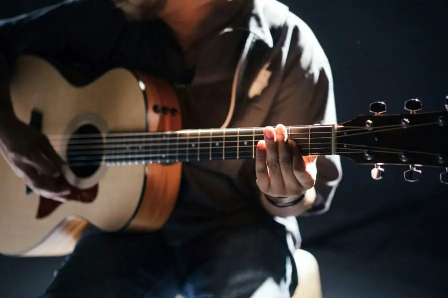 Uma pessoa tocando guitarra