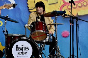 Beatles For Kids na praça central do Continente Shopping