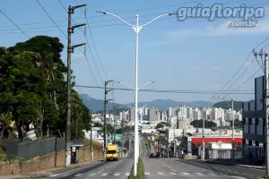 Avenida Governador Ivo Silveira (Capoeiras) com os prédios do município de São José ao fundo