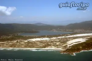 Praia da Joaquina com a Lagoa da Conceição ao fundo