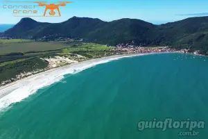 Luftaufnahme des Strandes von Pântano do Sul