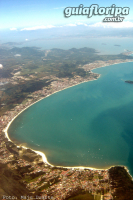Strände Ponta das Canas, Cachoeira do Bom Jesus, Canasvieiras, Jurerê, Jurerê Internacional und Daniela (von unten nach oben)