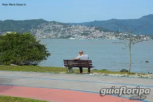 Coqueiros Park mit der Insel Santa Catarina im Hintergrund